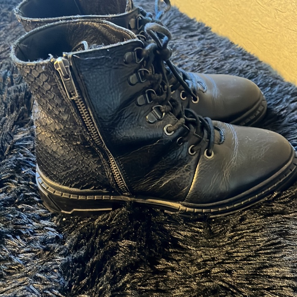 Cute boots 🔥🔥 - Picture 4 of 8